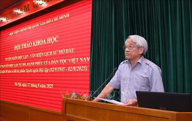 PGS.TS Bùi Đình Phong, giảng viên cao cấp Học viện Chính trị Quốc gia Hồ Chí Minh trình bày tham luận tại Hội thảo. Ảnh: Văn Điệp – TTXVN