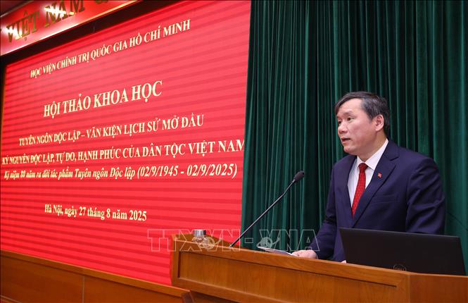 GS,TS Lê Văn Lợi, Phó giám đốc Học viện Chính trị quốc gia Hồ Chí Minh phát biểu khai mạc và đề dẫn Hội thảo. Ảnh: Văn Điệp – TTXVN
