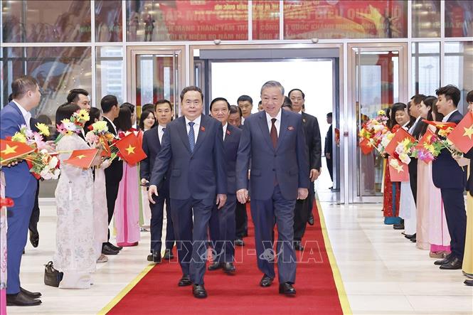 Chủ tịch Quốc hội Trần Thanh Mẫn và lãnh đạo Quốc hội đón Tổng Bí thư Tô Lâm đến dự buổi gặp mặt. Ảnh: Doãn Tấn – TTXVN