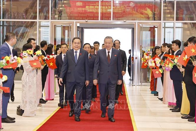 Chủ tịch Quốc hội Trần Thanh Mẫn và lãnh đạo Quốc hội đón Tổng Bí thư Tô Lâm đến đến dự buổi gặp mặt. Ảnh: Doãn Tấn – TTXVN