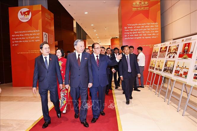 Chủ tịch Quốc hội Trần Thanh Mẫn và lãnh đạo Quốc hội đón Tổng Bí thư Tô Lâm, nguyên Tổng Bí thư Nông Đức Mạnh đến dự buổi gặp mặt. Ảnh: Doãn Tấn – TTXVN