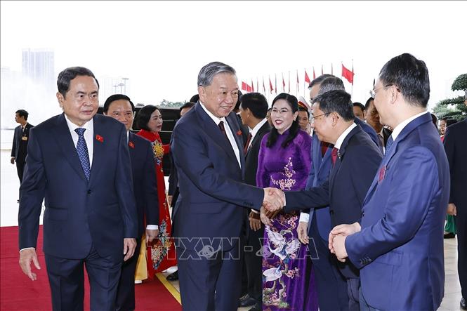 Chủ tịch Quốc hội Trần Thanh Mẫn và lãnh đạo Quốc hội đón Tổng Bí thư Tô Lâm đến dự buổi gặp mặt. Ảnh: Doãn Tấn – TTXVN