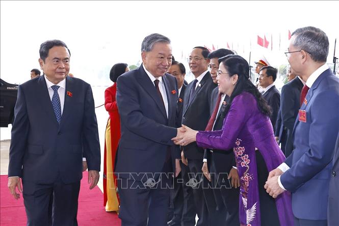 Chủ tịch Quốc hội Trần Thanh Mẫn và lãnh đạo Quốc hội đón Tổng Bí thư Tô Lâm đến dự buổi gặp mặt. Ảnh: Doãn Tấn – TTXVN