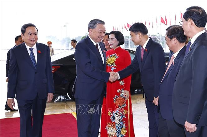 Chủ tịch Quốc hội Trần Thanh Mẫn và lãnh đạo Quốc hội đón Tổng Bí thư Tô Lâm đến dự buổi gặp mặt. Ảnh: Doãn Tấn – TTXVN
