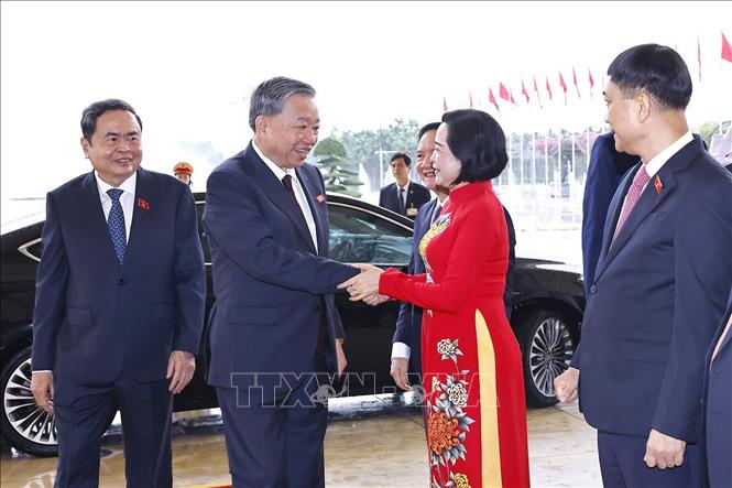 Chủ tịch Quốc hội Trần Thanh Mẫn và lãnh đạo Quốc hội đón Tổng Bí thư Tô Lâm đến dự buổi gặp mặt. Ảnh: Doãn Tấn – TTXVN