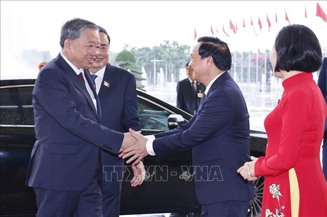 Chủ tịch Quốc hội Trần Thanh Mẫn và lãnh đạo Quốc hội đón Tổng Bí thư Tô Lâm đến dự buổi gặp mặt. Ảnh: Doãn Tấn – TTXVN