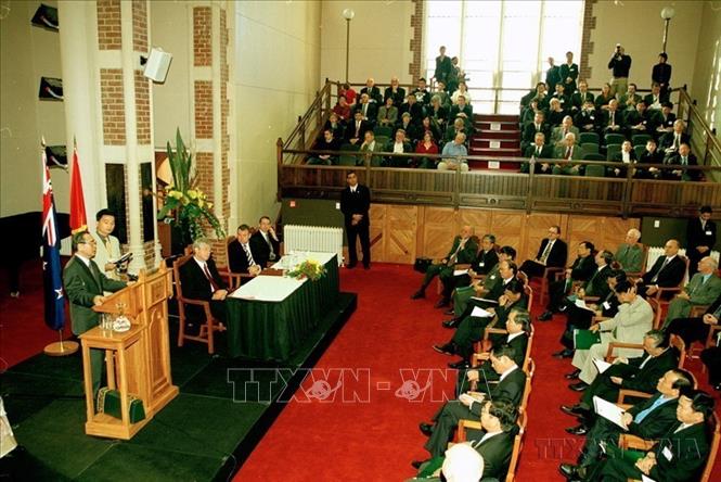 Thủ tướng Phan Văn Khải nói chuyện với sinh viên trường Đại học Tổng hợp Victoria trong chuyến thăm chính thức New Zealand (10/5/2005). Ảnh: Thế Thuần – TTXVN

