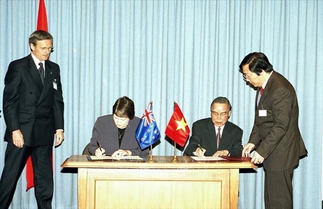 Thủ tướng Phan Văn Khải và Thủ tướng New Zealand Helen Clark ký Tuyên bố chung hai nước, trong chuyến thăm chính thức New Zealand (9/5/2005). Ảnh: Thế Thuần – TTXVN