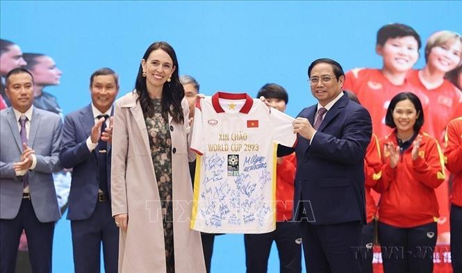 Thủ tướng Phạm Minh Chính và Thủ tướng New Zealand Jacinda Ardern gặp Đội tuyển bóng đá nữ quốc gia Việt Nam  nhân dịp tham dự Giải vô địch bóng đá nữ thế giới năm 2023 tại New Zealand và Australia (Hà Nội, 14/11/2022). Ảnh: Dương Giang-TTXVN
