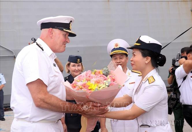 Lễ đón hai tàu hải quân New Zealand gồm tàu hộ vệ tên lửa HMNZS Te Mana và tàu tiếp tế HMNZS Aotearoa cập cảng quốc tế Thành phố Hồ Chí Minh, bắt đầu chuyến thăm hữu nghị Việt Nam trong 5 ngày. Ảnh: Xuân Khu-TTXVN