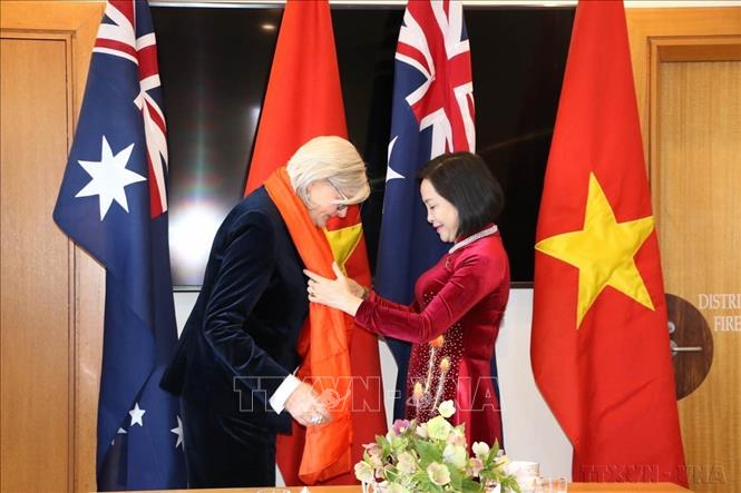 Phó Chủ tịch Quốc hội Nguyễn Thị Thanh trao quà lưu niệm cho Toàn quyền Australia Sam Mostyn (Canberra, 13/09/2024). Ảnh: Thanh Tú - TTXVN