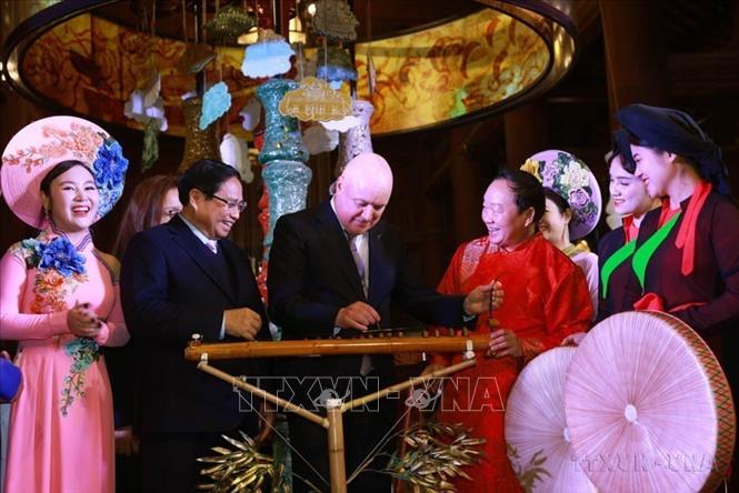 Thủ tướng New Zealand Christopher Luxon cùng Thủ tướng Phạm Minh Chính thăm Khu di tích quốc gia đặc biệt Văn Miếu - Quốc Tử Giám và trải nghiệm nhạc cụ truyền thống Việt Nam (Hà Nội, 27/2/2025). Ảnh: Dương Giang – TTXVN
