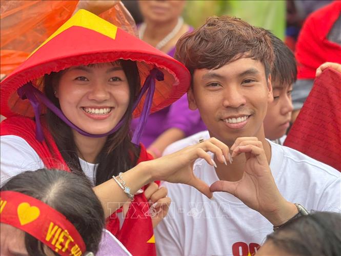 Tình yêu và niềm tự hào lớn hơn cơn mưa. Khoảnh khắc người dân Thủ đô không quản ngại thời tiết, kiên nhẫn chờ đợi và cổ vũ cho các lực lượng diễu binh, diễu hành. Ảnh: Minh Quyết - TTXVN