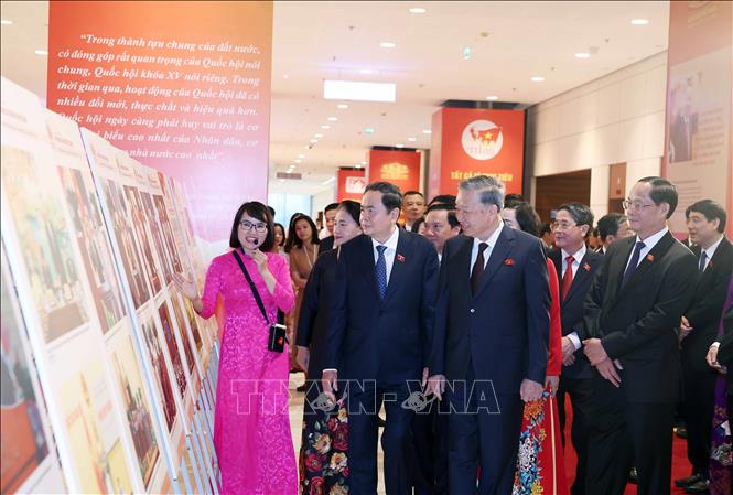 Tổng Bí thư Tô Lâm, các đồng chí Lãnh đạo, nguyên Lãnh đạo Đảng, Nhà nước  xem trưng bày ảnh tại buổi gặp mặt các thế hệ đại biểu Quốc hội. Ảnh: Thống Nhất – TTXVN