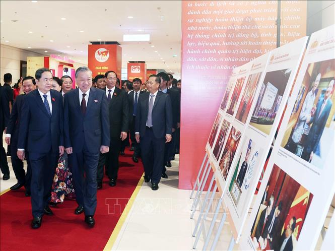 Tổng Bí thư Tô Lâm, các đồng chí Lãnh đạo, nguyên Lãnh đạo Đảng, Nhà nước  xem trưng bày ảnh tại buổi gặp mặt các thế hệ đại biểu Quốc hội. Ảnh: Thống Nhất – TTXVN