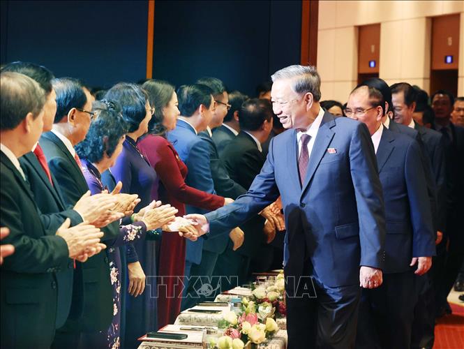 Tổng Bí thư Tô Lâm với các đồng chí Lãnh đạo, nguyên Lãnh đạo Đảng, Nhà nước tại buổi gặp mặt các thế hệ đại biểu Quốc hội. Ảnh: Thống Nhất – TTXVN