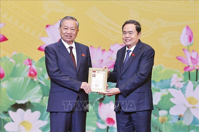 Chủ tịch Quốc hội Trần Thanh Mẫn trao Kỷ niệm chương 