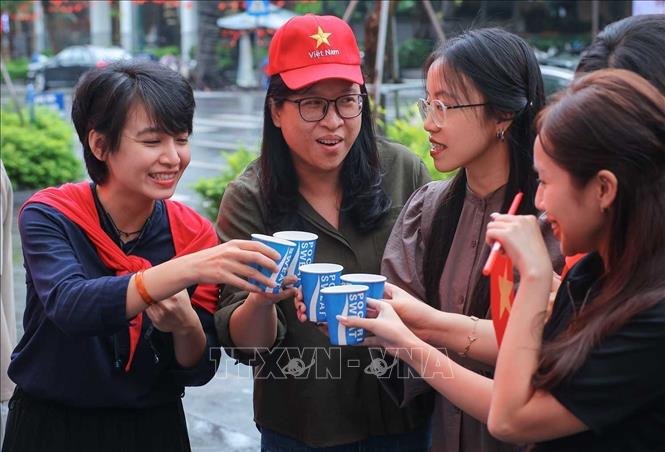 Các bạn trẻ tại điểm tiếp nước miễn phí tại Trụ sở Thông tấn xã Việt Nam. Ảnh: Hoàng Hiếu - TTXVN
