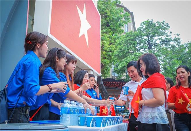 Đoàn Thanh niên TTXVN tổ chức chương trình hỗ trợ và tiếp nước miễn phí tại 4 địa điểm: Trụ sở Thông tấn xã Việt Nam, Trường Tiểu học Nguyễn Bá Ngọc, Tượng đài Công an nhân dân, Hội Người mù Việt Nam. Ảnh: Hoàng Hiếu - TTXVN