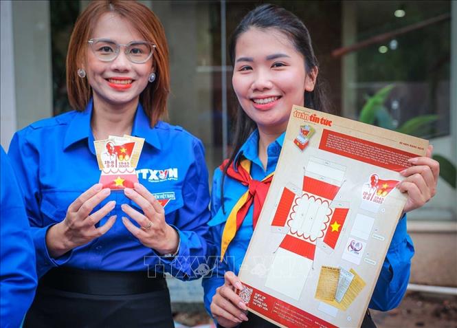 Các bạn trẻ với mô hình 3D, tái hiện khoảnh khắc lịch sử ngày 2/9/1945 -  Bác Hồ đọc bản Tuyên ngôn Độc lập trên Quảng trường Ba Đình, khai sinh ra nước Việt Nam Dân chủ Cộng hòa. Ảnh: Hoàng Hiếu - TTXVN