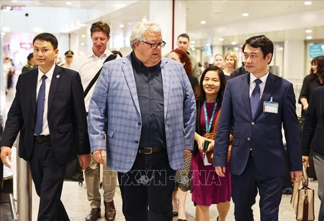 Thứ trưởng Bộ Ngoại giao Lê Anh Tuấn đón Chủ tịch Quốc hội New Zealand Gerry Brownlee tại sân bay Quốc tế Nội Bài. Ảnh: Minh Đức - TTXVN