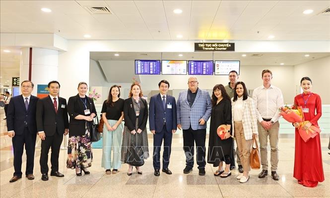 Thứ trưởng Bộ Ngoại giao Lê Anh Tuấn đón Chủ tịch Quốc hội New Zealand Gerry Brownlee tại sân bay Quốc tế Nội Bài. Ảnh: Minh Đức - TTXVN