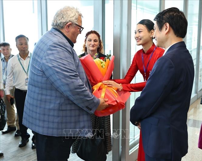 Thứ trưởng Bộ Ngoại giao Lê Anh Tuấn đón Chủ tịch Quốc hội New Zealand Gerry Brownlee tại sân bay Quốc tế Nội Bài. Ảnh: Minh Đức - TTXVN