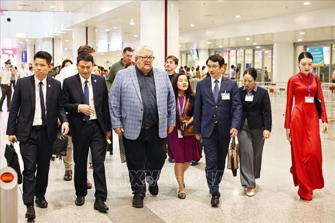 Thứ trưởng Bộ Ngoại giao Lê Anh Tuấn đón Chủ tịch Quốc hội New Zealand Gerry Brownlee tại sân bay Quốc tế Nội Bài. Ảnh: Minh Đức - TTXVN