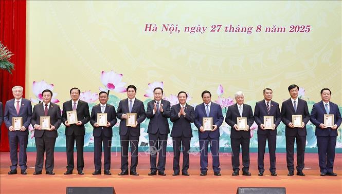 Chủ tịch Quốc hội Trần Thanh Mẫn trao Kỷ niệm chương 