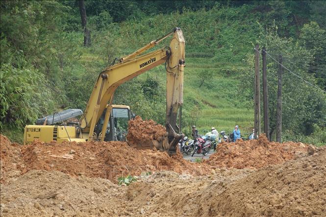 Hàng nghìn m3 đất, đá tràn xuống Quốc lộ 32 gây ách tắc giao thông. Ảnh: Tuấn Anh - TTXVN               