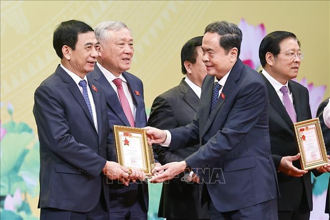 Chủ tịch Quốc hội Trần Thanh Mẫn trao Kỷ niệm chương 