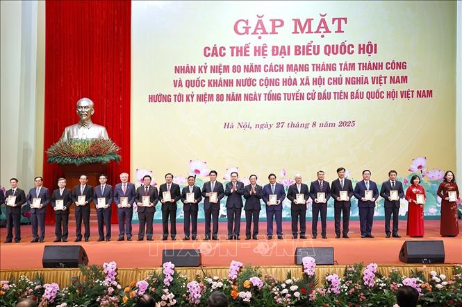 Chủ tịch Quốc hội Trần Thanh Mẫn trao Kỷ niệm chương 