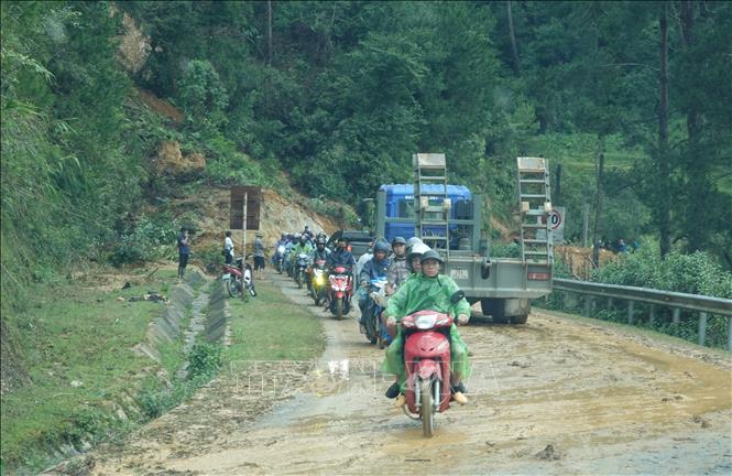 Một số điểm sạt lở được thông đường trên Quốc lộ 32. Ảnh: Tuấn Anh - TTXVN