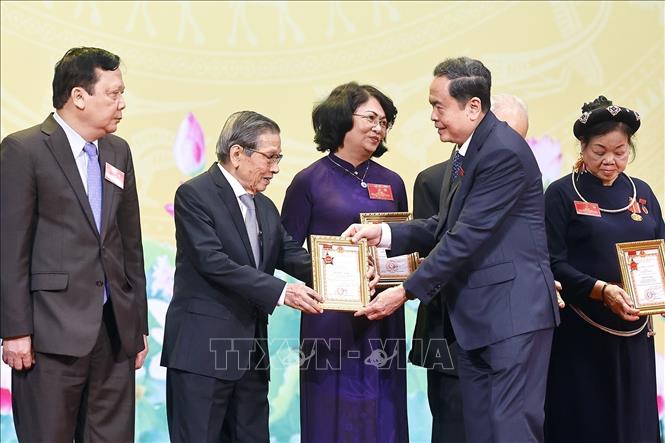 Chủ tịch Quốc hội Trần Thanh Mẫn trao Kỷ niệm chương 