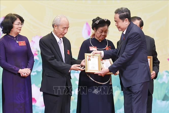 Chủ tịch Quốc hội Trần Thanh Mẫn trao Kỷ niệm chương 