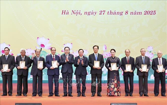 Chủ tịch Quốc hội Trần Thanh Mẫn trao Kỷ niệm chương 