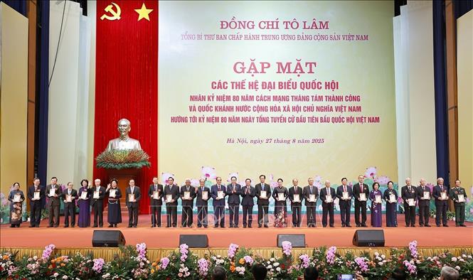 Chủ tịch Quốc hội Trần Thanh Mẫn trao Kỷ niệm chương 