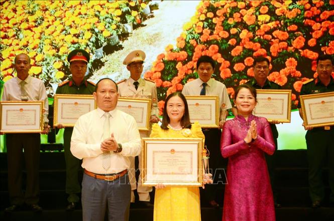 35 tập thể và 27 cá nhân điển hình tiêu biểu được biểu dương khen thưởng. Ảnh: Sỹ Thắng - TTXVN