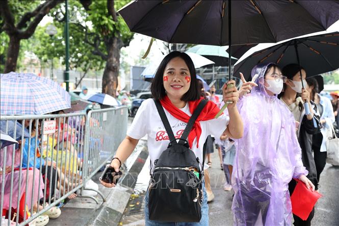 People are excited for A80 parade's preliminary review. VNA Photo