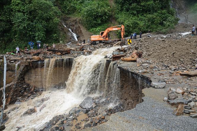  Mưa lũ gây sạt lở một đoạn đường trên Quốc lộ 32 tại khu vực đèo Khau Phạ, xã Tú Lệ, tỉnh Lào Cai, làm ách tắc giao thông đi Mù Cang Chải. Ảnh: Tuấn Anh - TTXVN