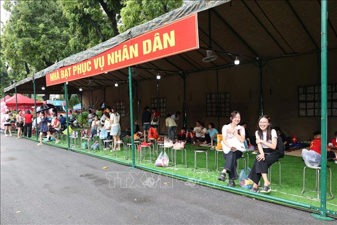 Nhà bạt phục vụ nhân dân xem diễu binh, diễu hành tại ngã ba đường Núi Trúc - Kim Mã (phường Giảng Võ). Ảnh: Vũ Quang - TTXVN