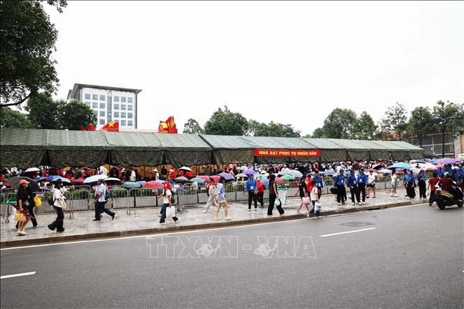 Tại vị trí đối diện 14B Lê Trực (phường Ba Đình), có 3 nhà bạt diện tích được lắp đặt để phục vụ người dân xem diễu binh, diễu hành. Ảnh: Vũ Quang - TTXVN