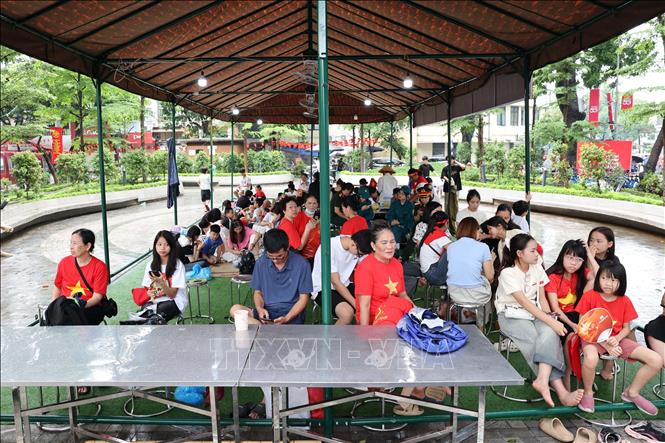 Người dân và du khách nghỉ ngơi tại các nhà bạt phục vụ công cộng do thành phố Hà Nội bố trí. Ảnh: Vũ Quang - TTXVN