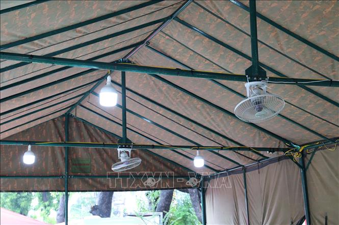 Các nhà bạt phục vụ nhân dân được trang bị quạt, đèn điện… phục vụ người dân xem diễu binh, diễu hành. Ảnh: Vũ Quang - TTXVN