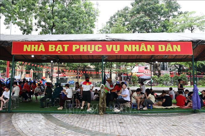 Người dân và du khách nghỉ ngơi tại các nhà bạt phục vụ công cộng do thành phố Hà Nội bố trí. Ảnh: Vũ Quang - TTXVN