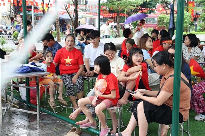 Nhà bạt tại Vườn hoa Lê Trực phục vụ người dân chờ đợi theo dõi Lễ Sơ duyệt diễu binh, diễu hành Kỷ niệm 80 năm Cách mạng Tháng Tám và Quốc khánh 2/9. Ảnh: Vũ Quang - TTXVN