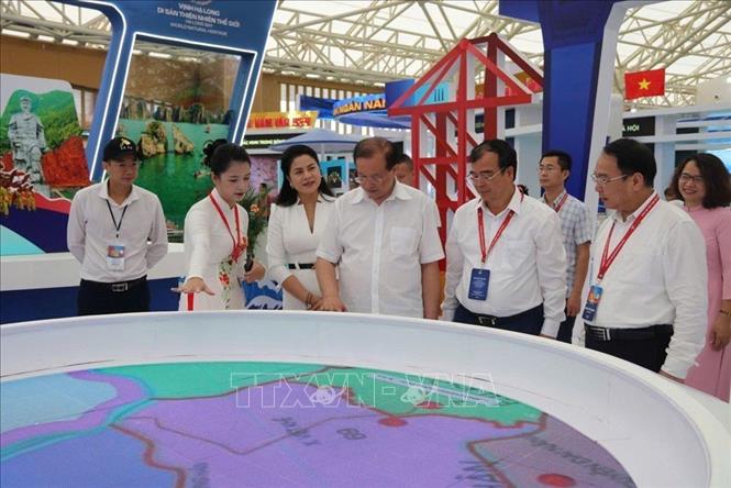Thứ trưởng Bộ Văn hóa, Thể thao và Du Lịch Tạ Quang Đông kiểm tra khu vực triển lãm của thành phố Hải Phòng. Ảnh: TTXVN phát