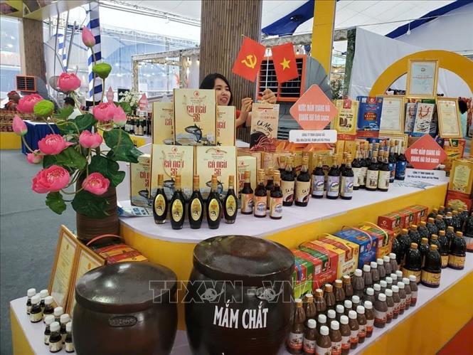Nhiều đặc sản của thành phố Hải Phòng được giới thiệu tại triển lãm. Ảnh: TTXVN phát