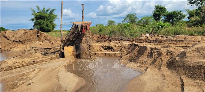 Hoạt động khai thác cát tại mỏ cát Gia Duy vẫn diễn ra liên tục sau khi chính quyền địa phương yêu cầu tạm dừng. Ảnh: Hoài Nam – TTXVN