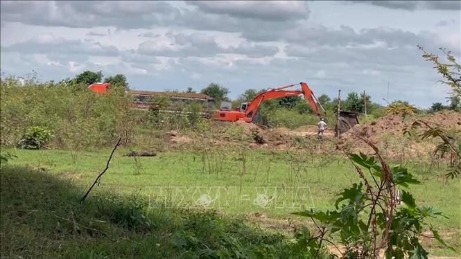 Hoạt động khai thác cát tại mỏ cát Gia Duy vẫn diễn ra liên tục sau khi chính quyền địa phương yêu cầu tạm dừng. Ảnh: Hoài Nam – TTXVN